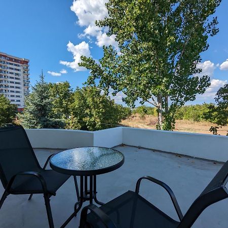 Horizon View Villa - Lakefront Terrace Suite Bucarest Esterno foto