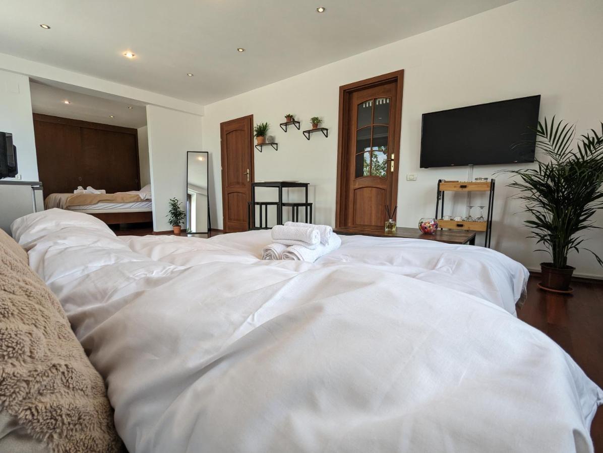 Horizon View Villa - Lakefront Terrace Suite Bucarest Esterno foto