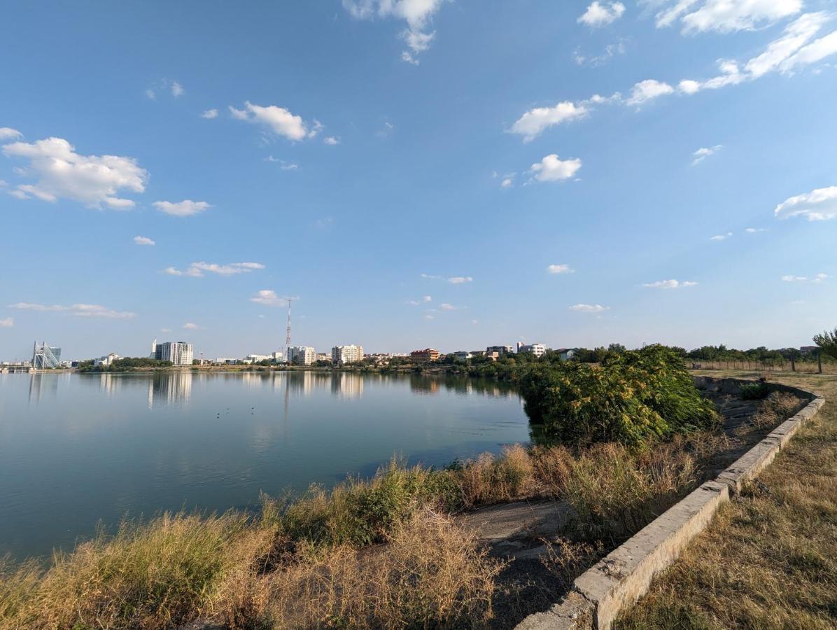 Horizon View Villa - Lakefront Terrace Suite Bucarest Esterno foto