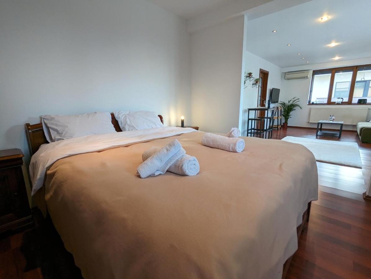 Horizon View Villa - Lakefront Terrace Suite Bucarest Esterno foto