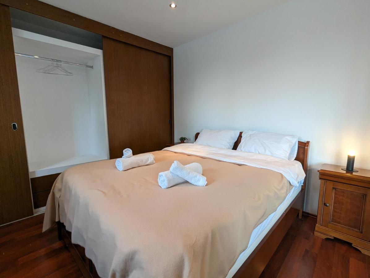 Horizon View Villa - Lakefront Terrace Suite Bucarest Esterno foto