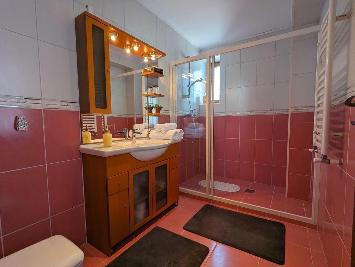 Horizon View Villa - Lakefront Terrace Suite Bucarest Esterno foto