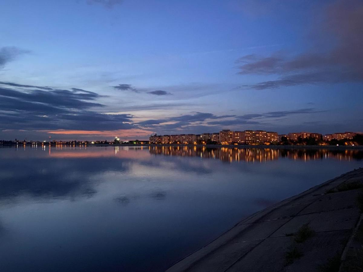 Horizon View Villa - Lakefront Terrace Suite Bucarest Esterno foto