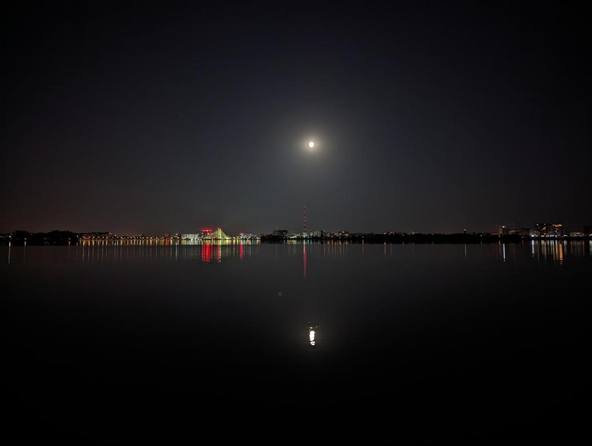 Horizon View Villa - Lakefront Terrace Suite Bucarest Esterno foto