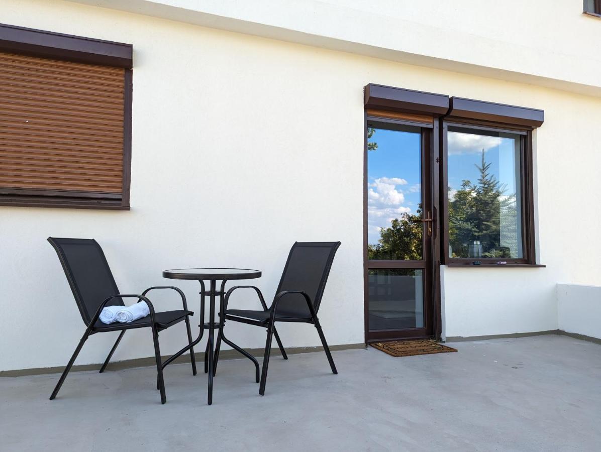 Horizon View Villa - Lakefront Terrace Suite Bucarest Esterno foto