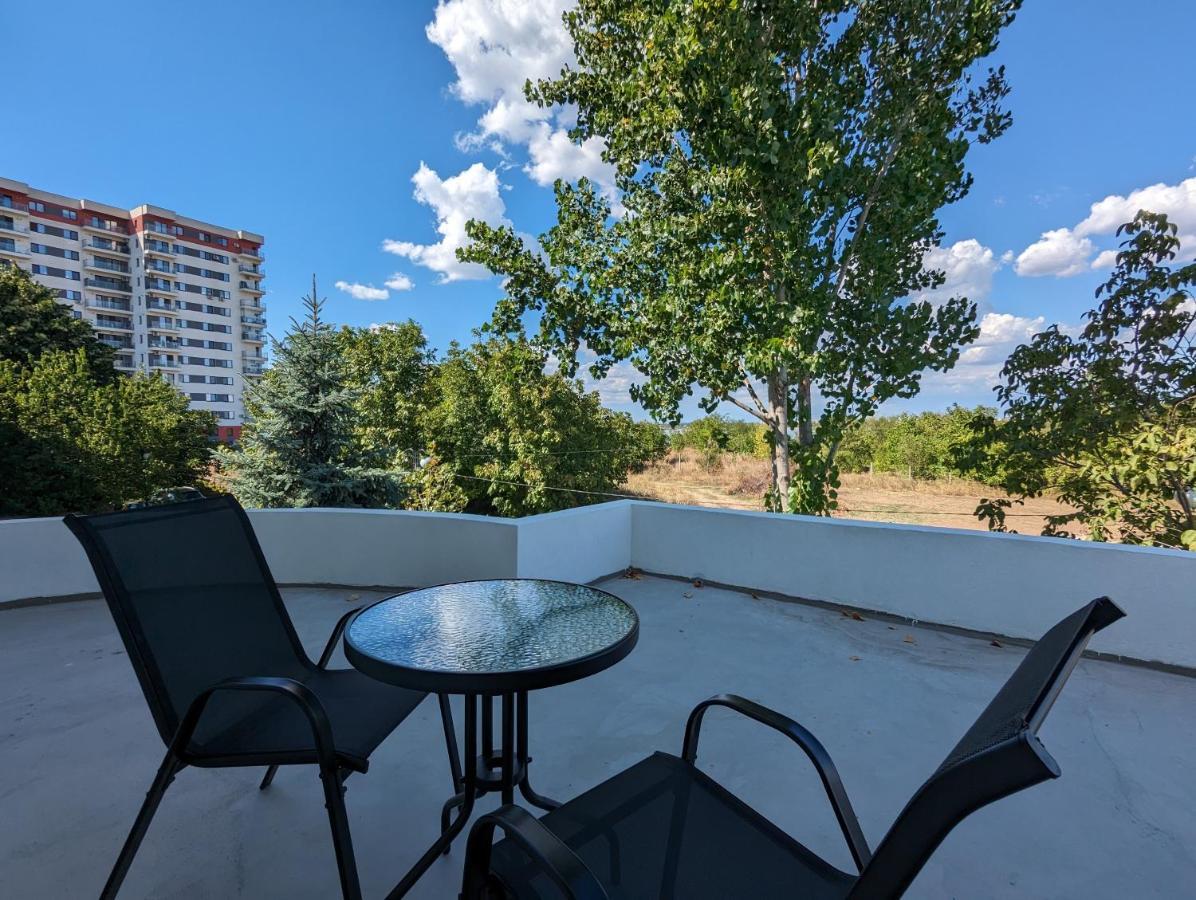Horizon View Villa - Lakefront Terrace Suite Bucarest Esterno foto
